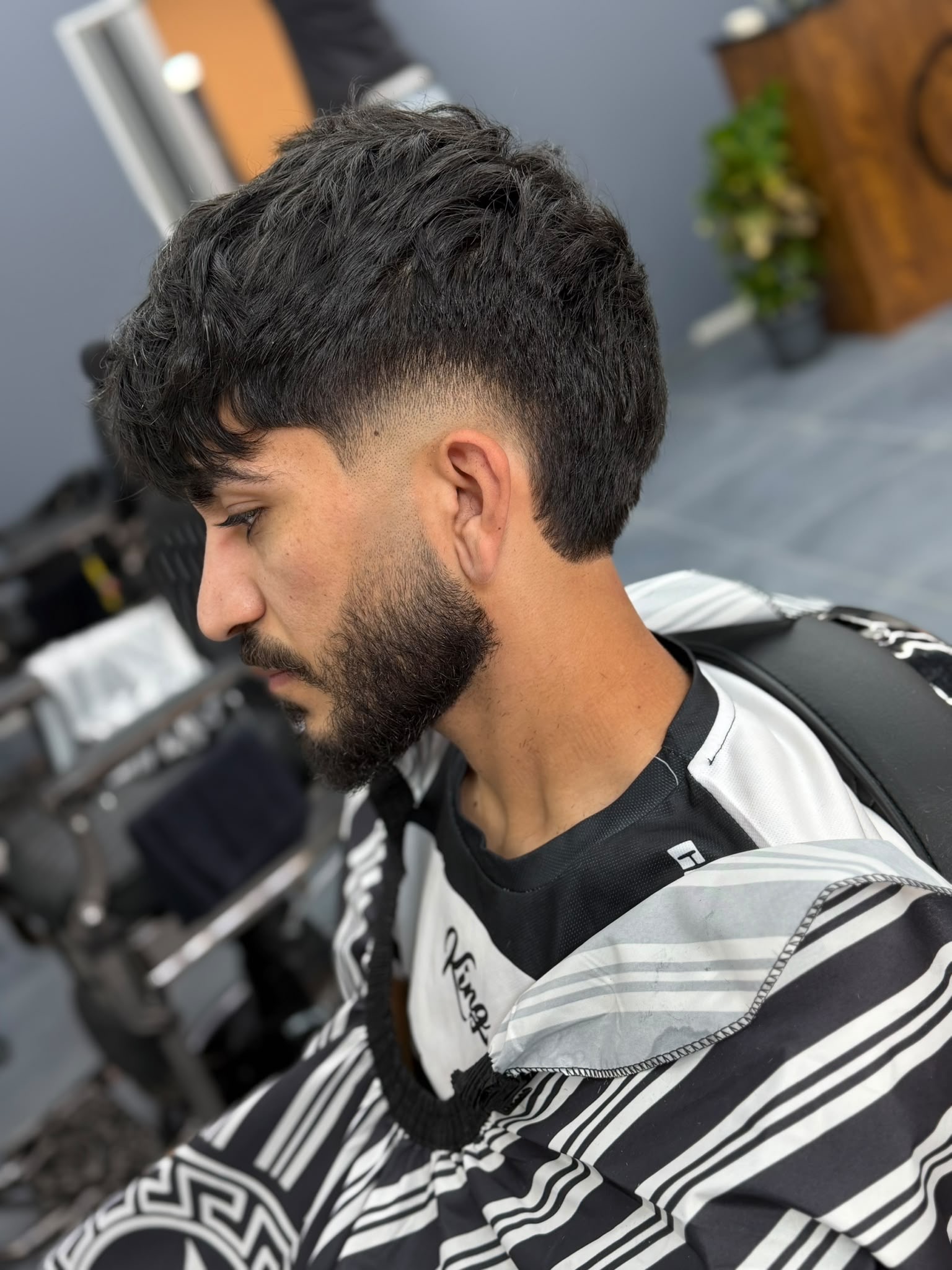 Klant met textuur bovenop en een volle baard, net geknipt